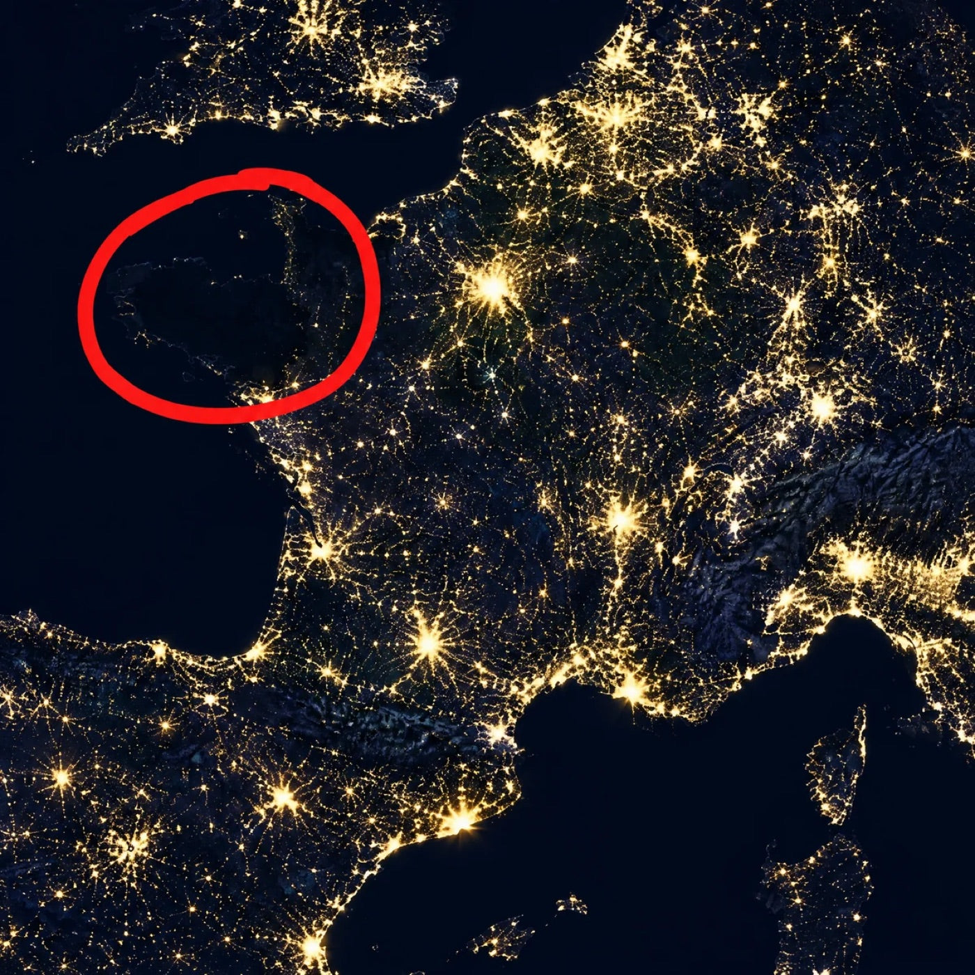 Vue satellite de la France de nuit, le nord-ouest plongé dans le noir et entouré en rouge